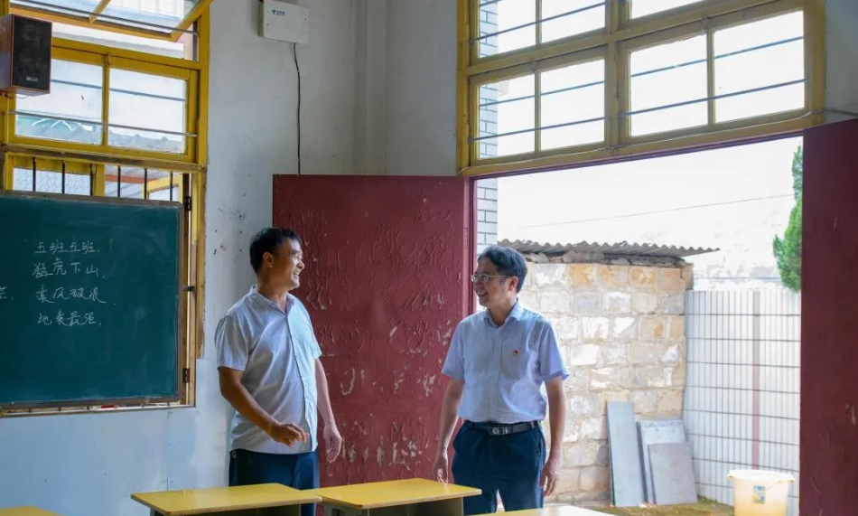 蓬壶镇党委书记周伯祥分别来到蓬壶中学,蓬壶中心小学,永春三中,汤城