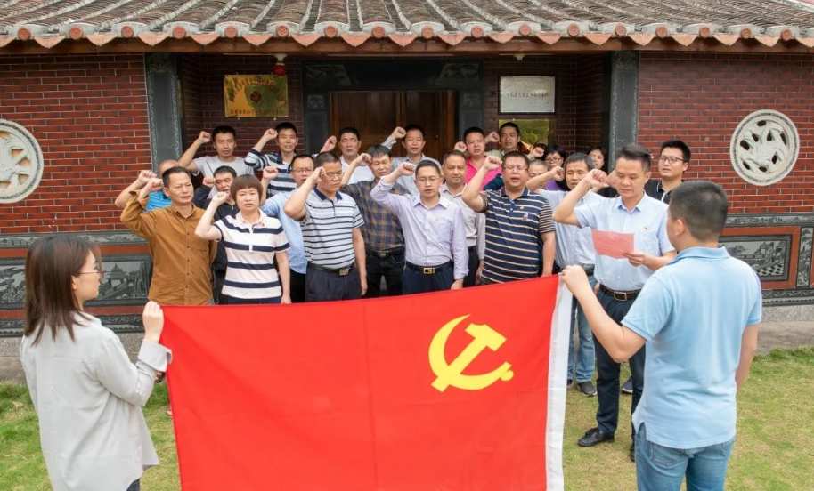 在讲解员的带领下,党员干部们走进永春蓬壶革命斗争历史纪念馆